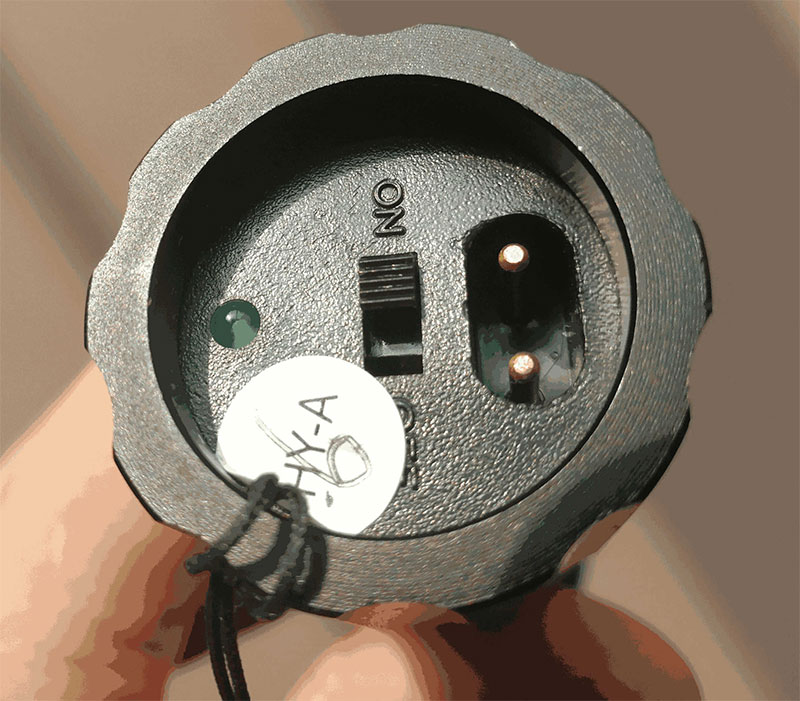 黑鹰HY-T10型特警高压电棍充电接口展示